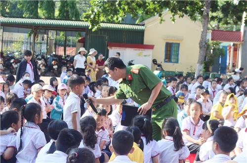 Công an thị trấn Đắk Mil tuyên truyền an toàn giao thông và phòng chống đuối nước cho gần 1000 học sinh và giáo viên