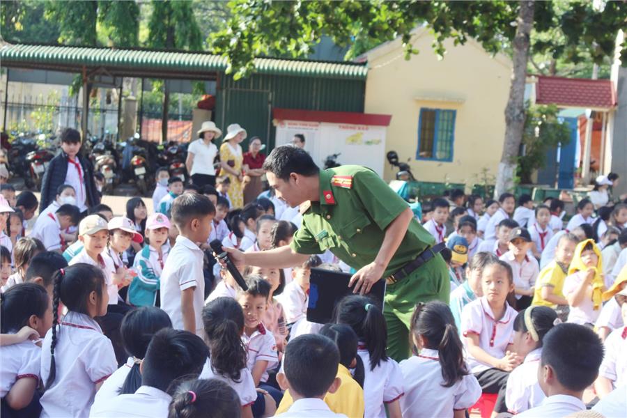 Công an thị trấn Đắk Mil tuyên truyền an toàn giao thông và phòng chống đuối nước cho gần 1000 học sinh và giáo viên