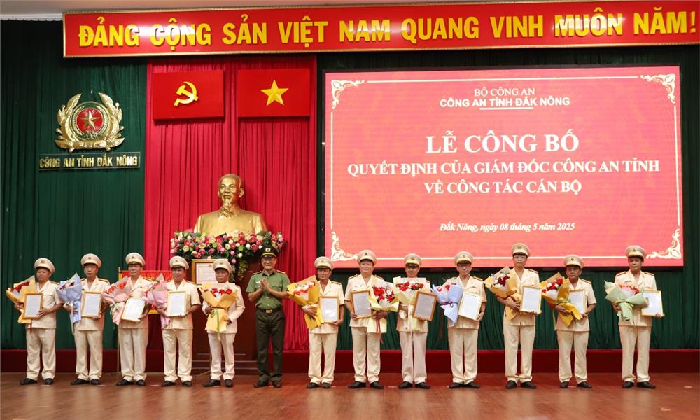 Công an Đắk Nông công bố và trao quyết định nghỉ hưu trước tuổi đối với 10 lãnh đạo cấp phòng