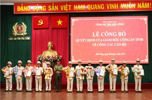 Công an Đắk Nông công bố và trao quyết định nghỉ hưu trước tuổi đối với 10 lãnh đạo cấp phòng