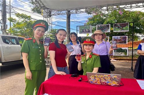 Phòng cảnh sát QLHC về trật tự xã hội Công an tỉnh Đắk Nông gương mẫu, đi đầu trong cao điểm lấy ý kiến dự thảo Hiến pháp năm 2013 qua VneID