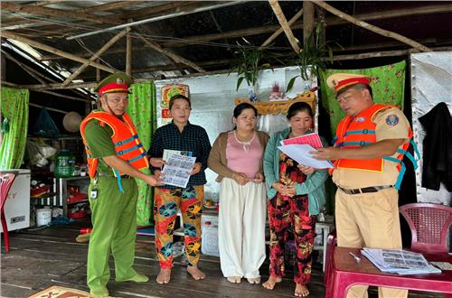 Đắk Nông – CSGT đường thủy phối hợp với Cảnh sát phòng cháy chữa cháy và cứu nạn cứu hộ tổ chức tuyên truyền hướng dẫn phòng chống đuối nước cho người dân trong mùa mưa bão