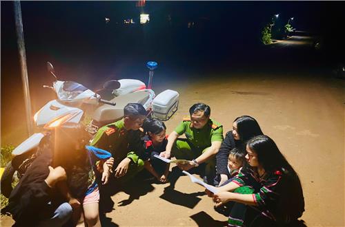 Công an xã Quảng Trực tích cực hưởng ứng phong trào “Thắp sáng  đường quê - góp phần bảo vệ an ninh biên giới”