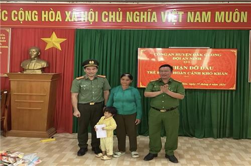 Công an huyện Đắk Glong khởi công xây dựng 2 căn nhà tình nghĩa và nhận đỡ đầu 12 trẻ mồ côi