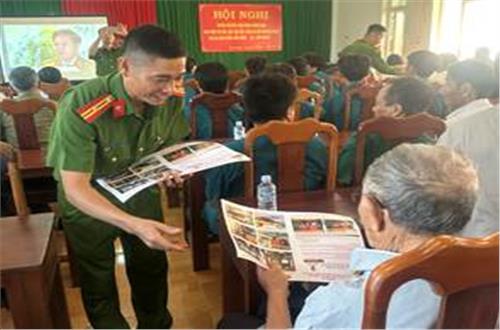 Công an Đắk Nông tuyên truyền về Luật Căn cước và vận động Nhân dân giao nộp VK, VLN, CCHT tại xã Đức Mạnh