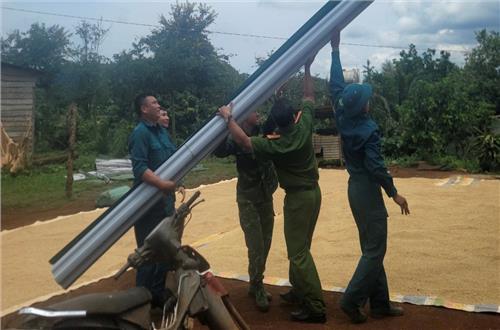 Đắk Nông: Công an huyện Đắk Mil phối hợp hỗ trợ Nhân dân khắc phục hậu quả sau trận mưa to kèm giông lốc