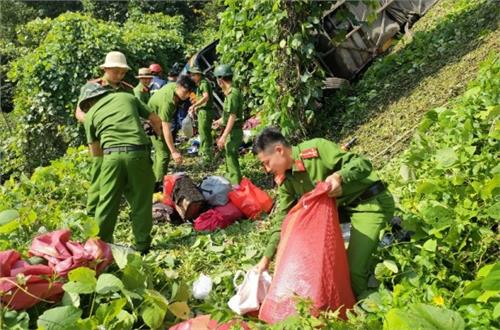 Lực lượng Công an Đắk Nông kịp thời cứu nạn, cứu hộ xe chở khách lao xuống vực  