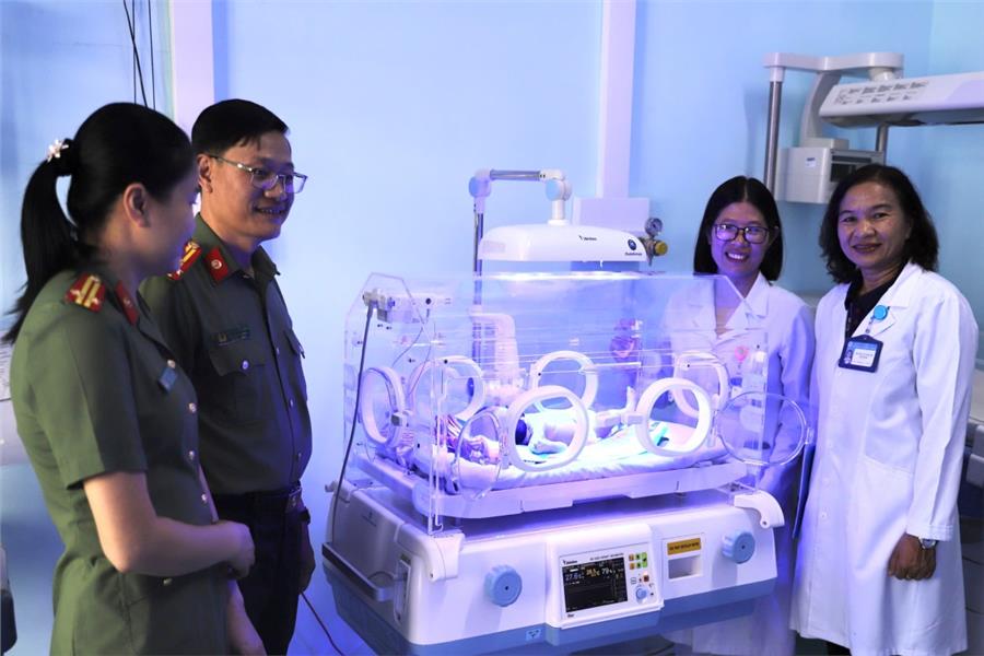 Phòng An ninh kinh tế Công an tỉnh Đắk Nông phối hợp trao tặng thiết bị y tế cho Bệnh viện đa khoa tỉnh
