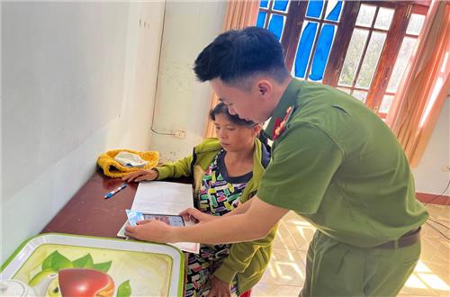 Công an xã Quảng Khê quyết liệt triển khai tuyên truyền, hướng dẫn người dân thực hiện góp ý sửa đổi Hiến pháp 2013