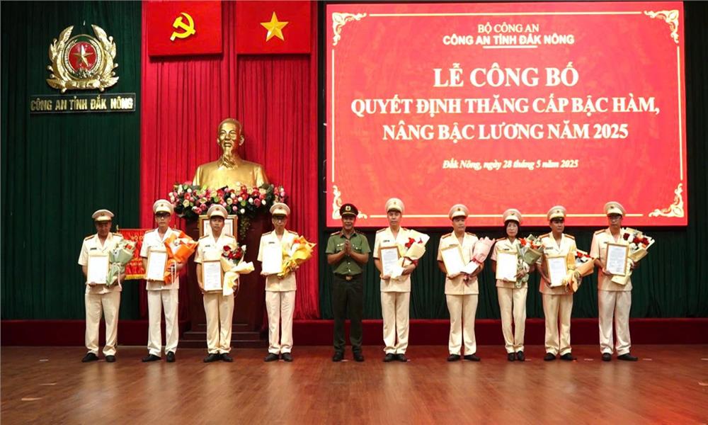 Lễ công bố quyết định của Bộ trưởng Bộ Công an và Giám đốc Công an tỉnh về thăng cấp bậc hàm, nâng lương năm 2025