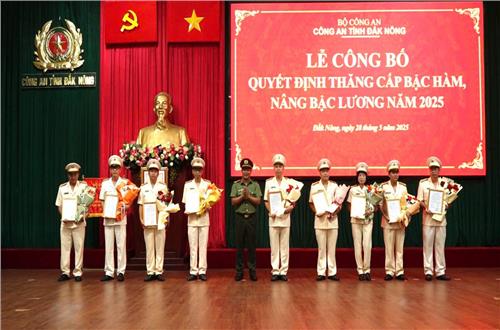 Lễ công bố quyết định của Bộ trưởng Bộ Công an và Giám đốc Công an tỉnh về thăng cấp bậc hàm, nâng lương năm 2025