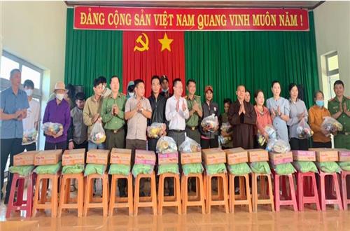 Tổ thực hiện Mô hình dân vận khéo “Tôi làm Công an xã” thăm, tặng quà các hoàn cảnh đặc biệt khó khăn tại xã Đắk Ngo, huyện Tuy Đức