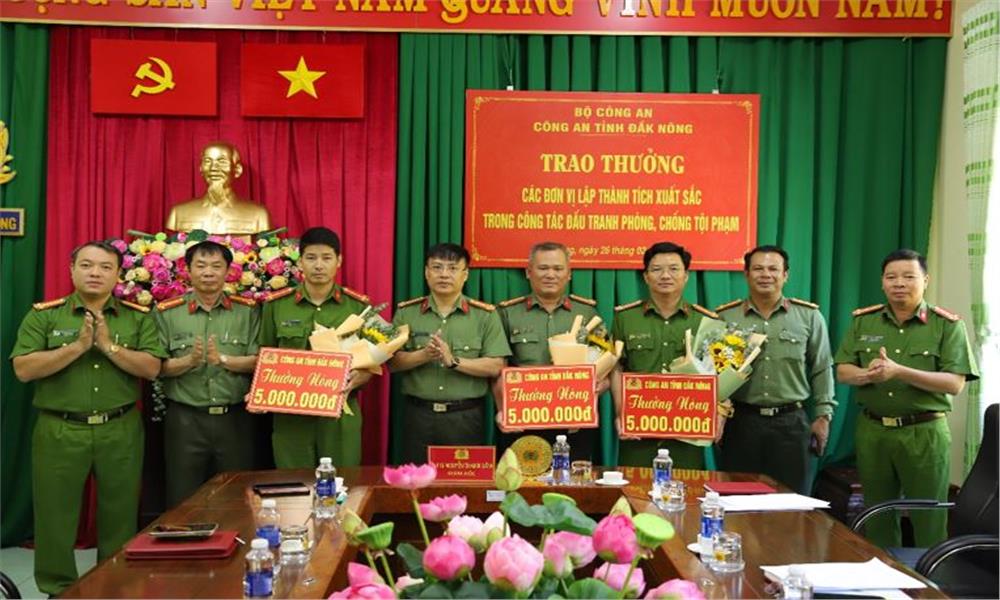 Công an tỉnh Đắk Nông trao thưởng nóng cho các đơn vị bắt giữ nhanh 2 đối tượng cướp giật tài sản 