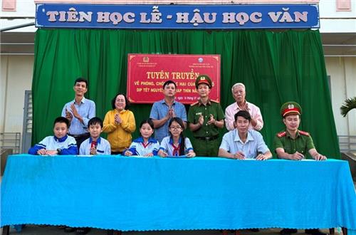 Công an xã Nhân Cơ tuyên truyền phòng chống pháo nổ dịp Tết Nguyên đán Giáp Thìn năm 2024 tại Trường THCS Nguyễn Công Trứ.