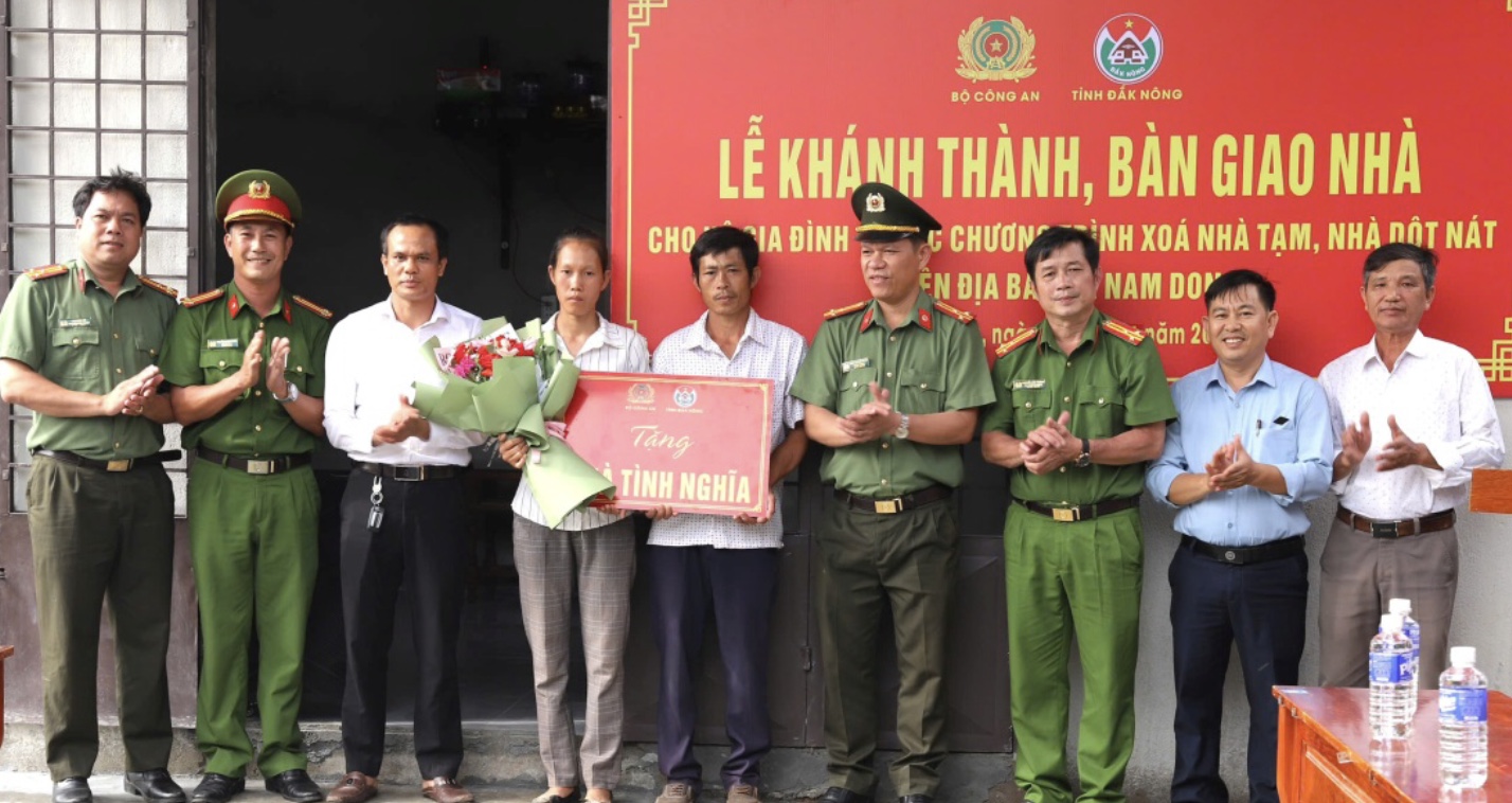 Khánh thành, bàn giao nhà cho người dân có hoàn cảnh khó khăn ở xã Nam Dong