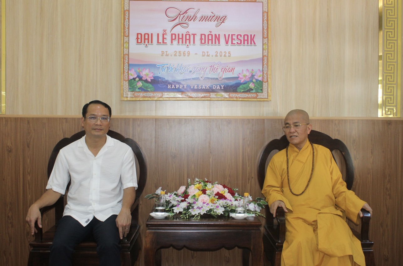 Lãnh đạo Công an tỉnh Đắk Nông chúc mừng Đại lễ Phật đản 2025