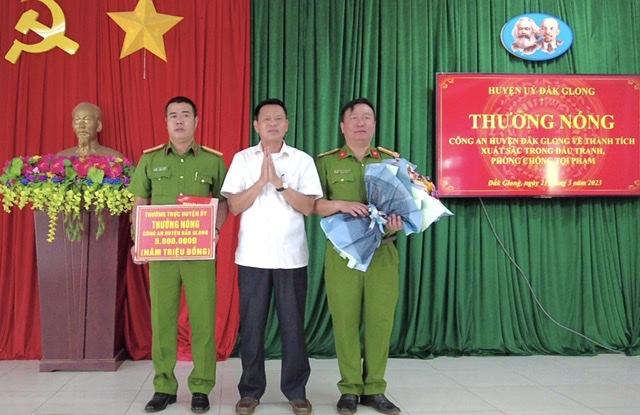 Thưởng nóng cho Công an huyện Đắk Glong có thành tích xuất sắc trong đấu tranh phòng chống tội phạm.