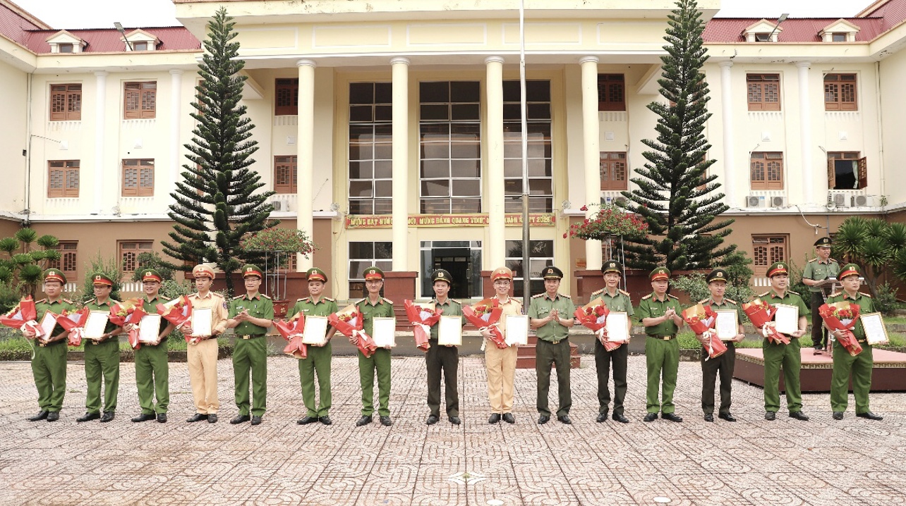 Bộ Công an thưởng đột xuất cho 12 đơn vị thuộc Công an tỉnh Đắk Nông
