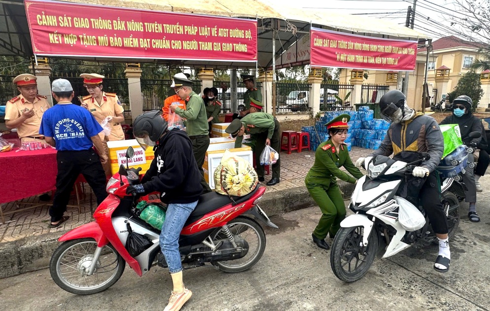 Công an Đắk Nông tiếp sức cho người dân trên đường về quê đón Tết