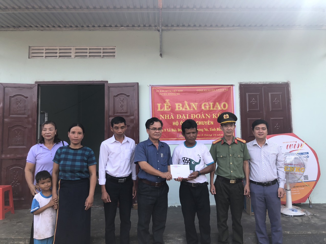 Krông Nô: Công an huyện Krông Nô tặng nhà đại đoàn kết cho hộ nghèo